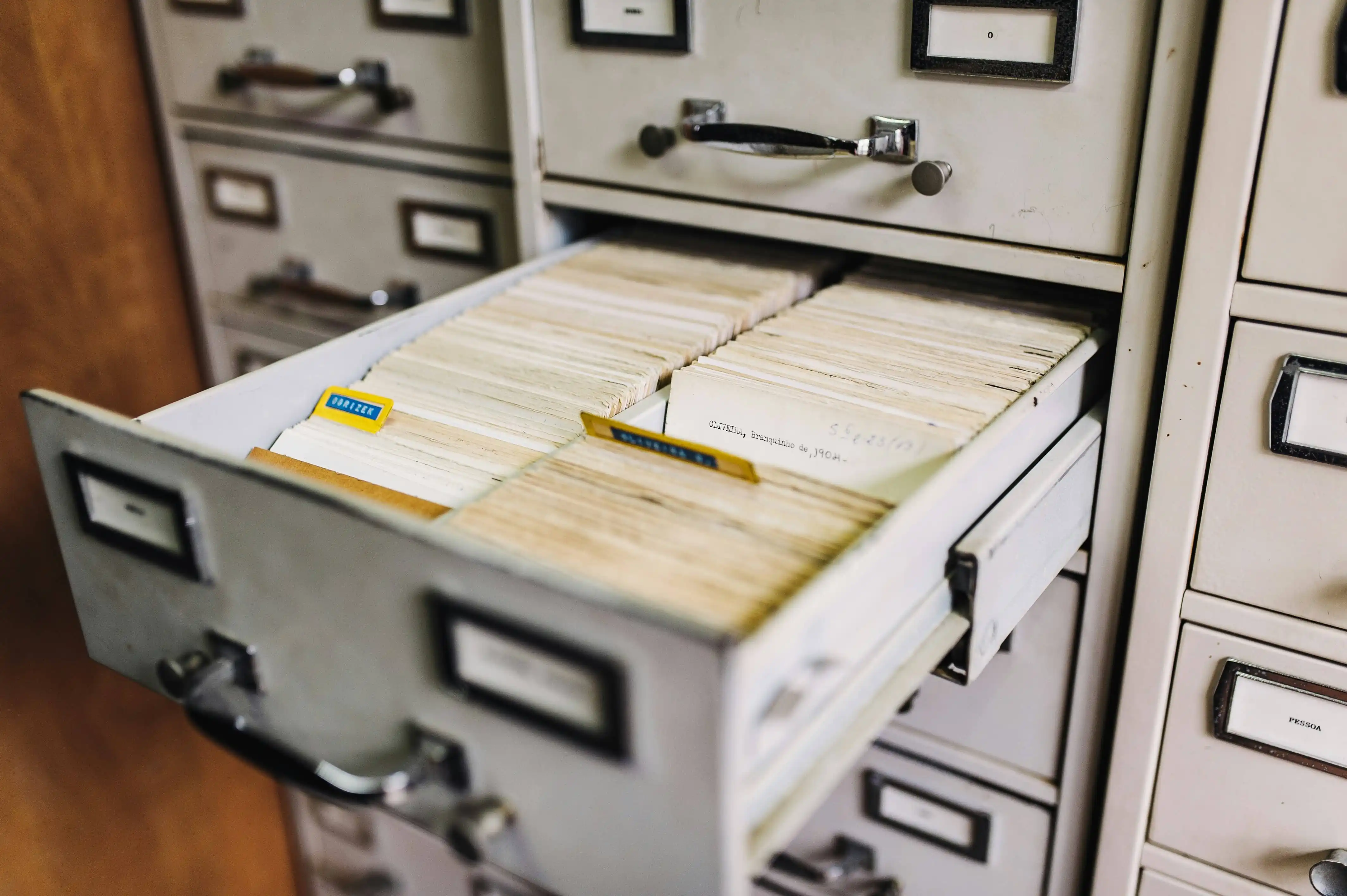 Archivo ordenado de expedientes clínicos